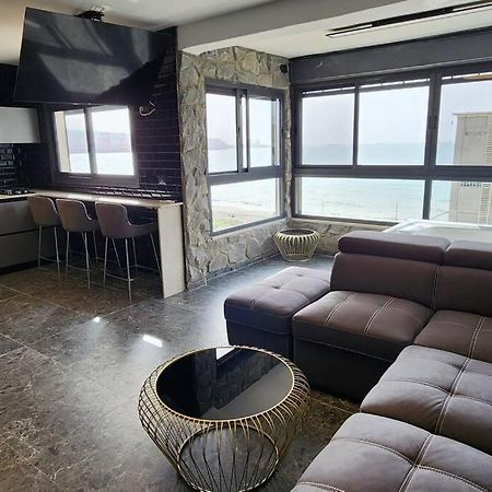 מבנים בים 75 Suites At Sea Haifa Exterior foto