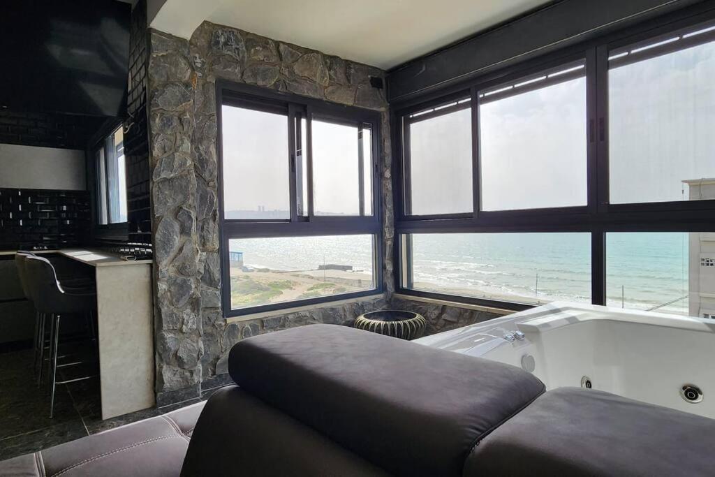 מבנים בים 75 Suites At Sea Haifa Exterior foto
